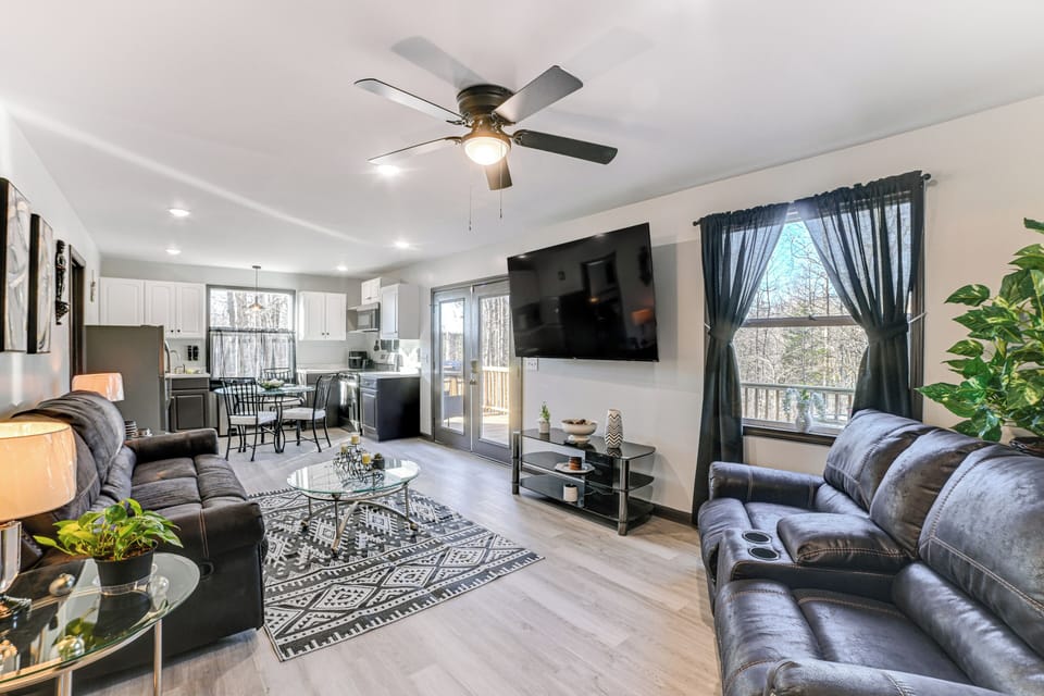 Living Room | Free WiFi | Central A/C & Heat | Smart TV