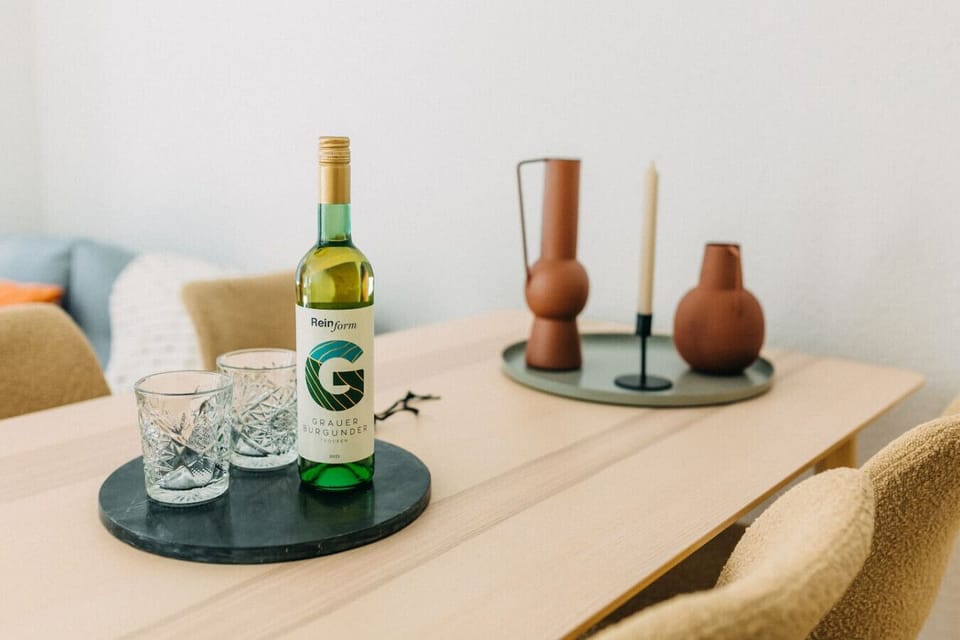 Ein Glas Grauburgunder, stilvolle Deko und warme Erdtöne – dieser Tisch lädt zu entspannten Momenten ein ✨ Perfekt für einen gemütlichen Abend mit Freunden oder eine kleine Auszeit vom Alltag. Genieße das stilvolle Ambiente deiner Unterkunft!