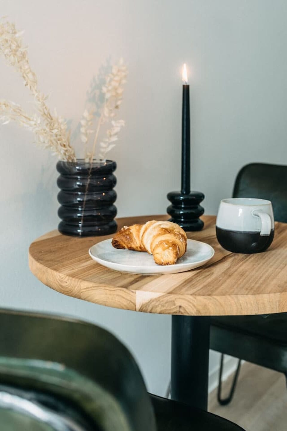 Starte deinen Tag entspannt mit einem frisch gebackenen Croissant und einer heißen Tasse Kaffee. Der perfekte Ort für einen genussvollen Morgen oder einen ruhigen Moment zwischendurch.