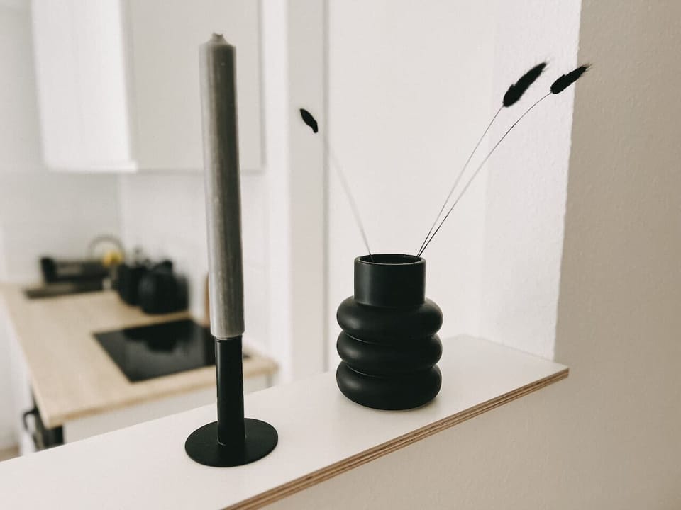 Minimalismus trifft auf Eleganz – stilvolle Akzente in Schwarz setzen moderne Highlights und verleihen dem Raum eine beruhigende, harmonische Atmosphäre. Perfekt für ein Ambiente, das sowohl schlicht als auch einladend wirkt.