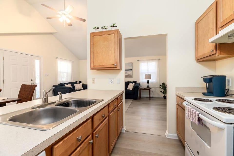 Kitchen, View 3
