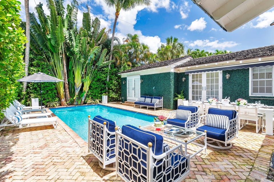 Soak up the sunshine in this picture-perfect backyard oasis 🌴💦 Featuring a heated pool with fountains, designer lounge seating, and al fresco dining under the palms—paradise truly found!