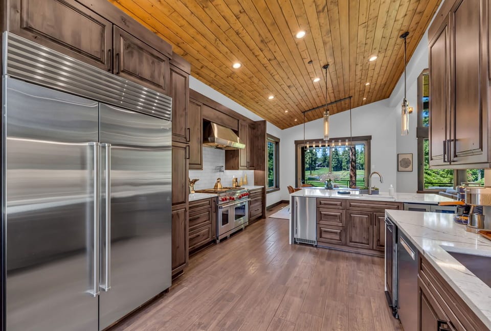 Kitchen – Stainless Appliances + Range Hood for Gourmet Vibes