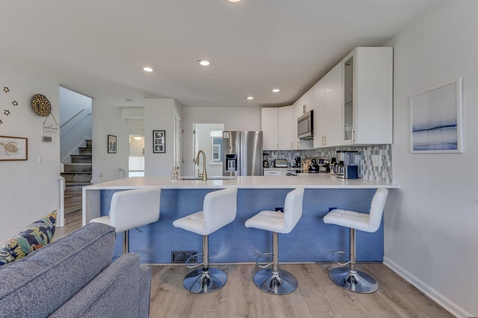 Kitchen/Breakfast Bar (1st Floor)