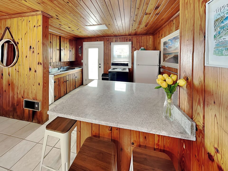 Full Size Kitchen with Breakfast Bar