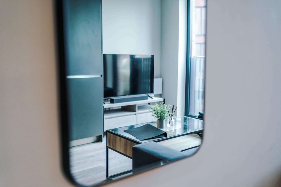 A perfect reflection of your cozy living space — where comfort and style come together 🪞🛋️