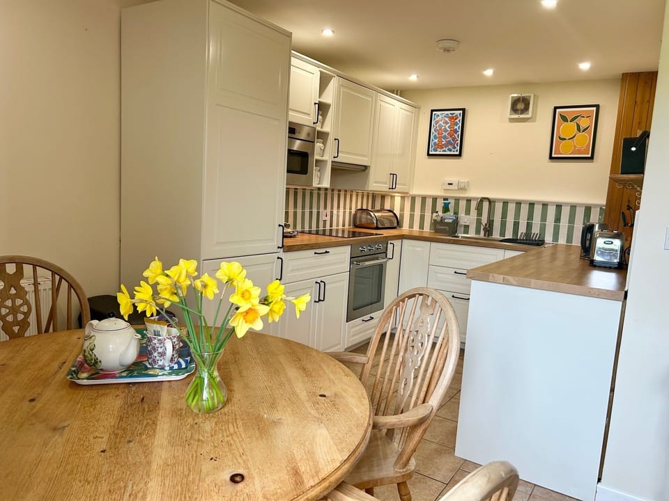 Bright and modern kitchen / dining area