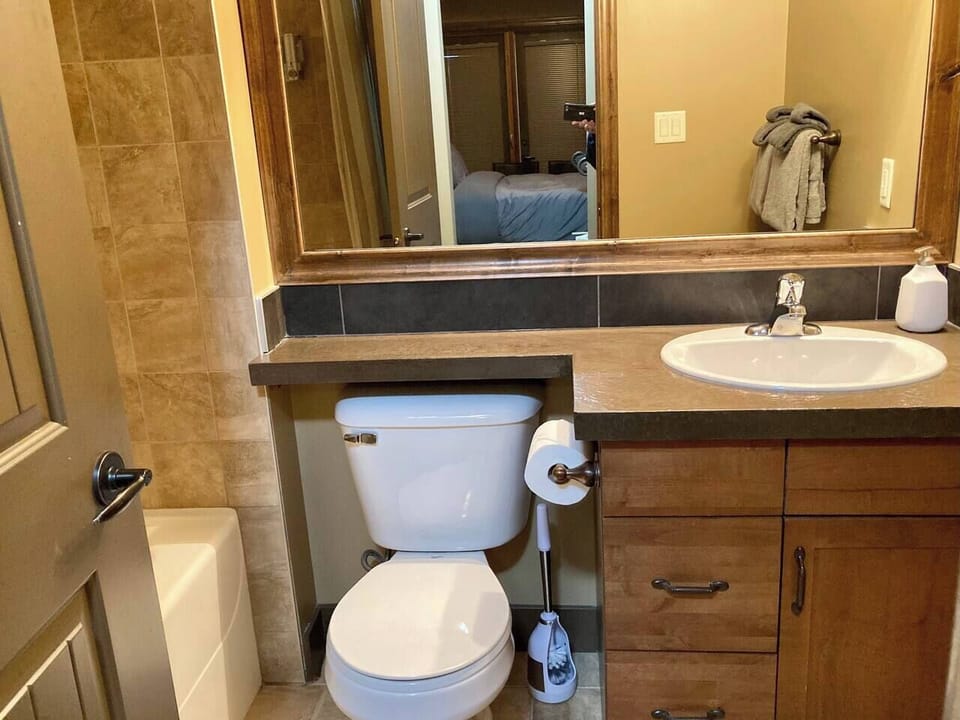 Master en suite with tub and shower