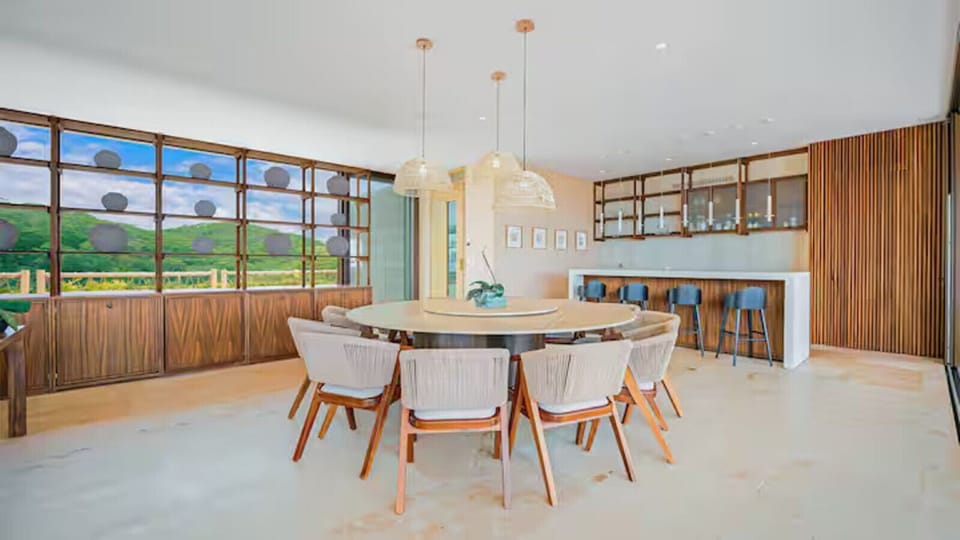 Indoor dining room / bar