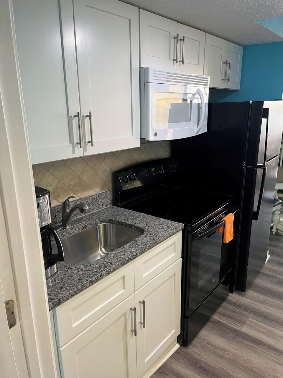 Beautiful new cabinets and gorgeous Brazilian granite!