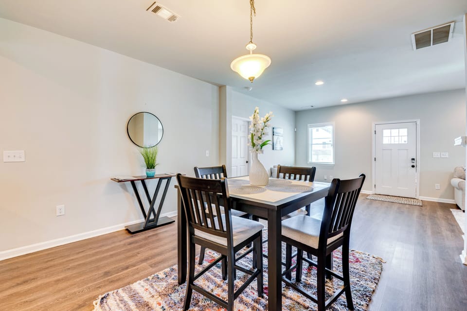Dining Area | Dishware/Flatware Provided