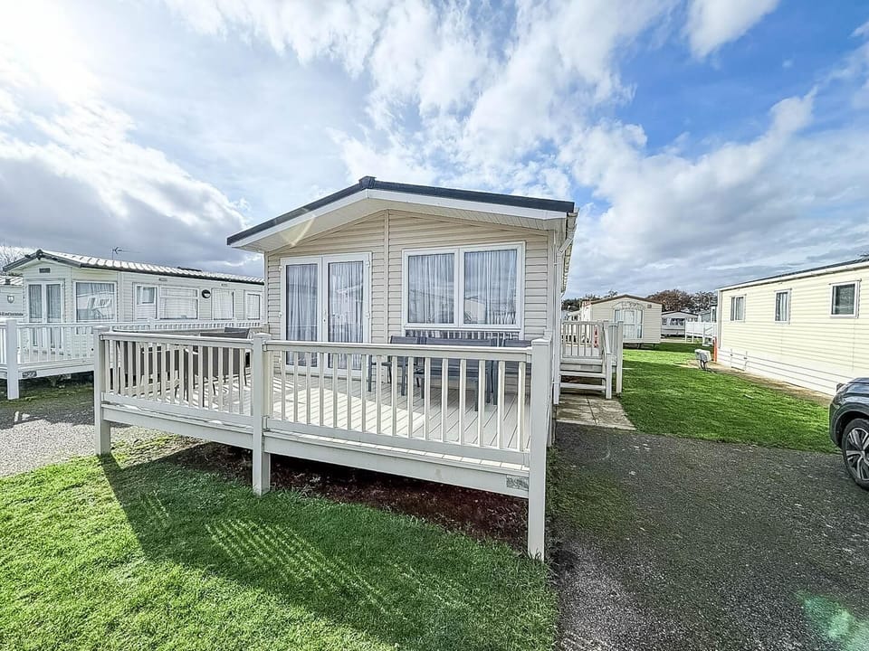 Situated just a short walk from the attractions of Hunstanton beach, Manor Park Holiday Park offers a welcoming and family-friendly atmosphere perfect for your next getaway.