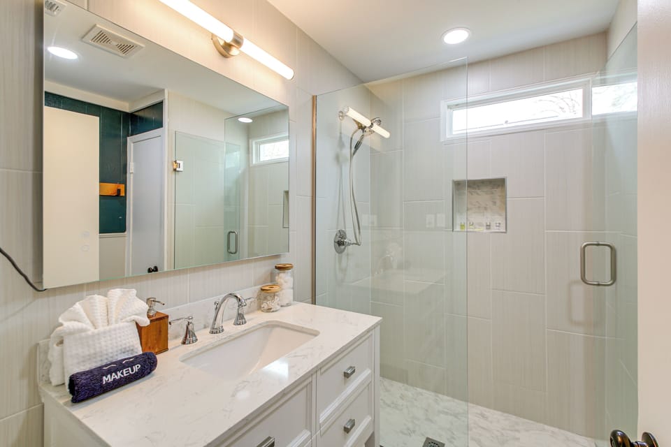Full Bathroom | Towels Provided