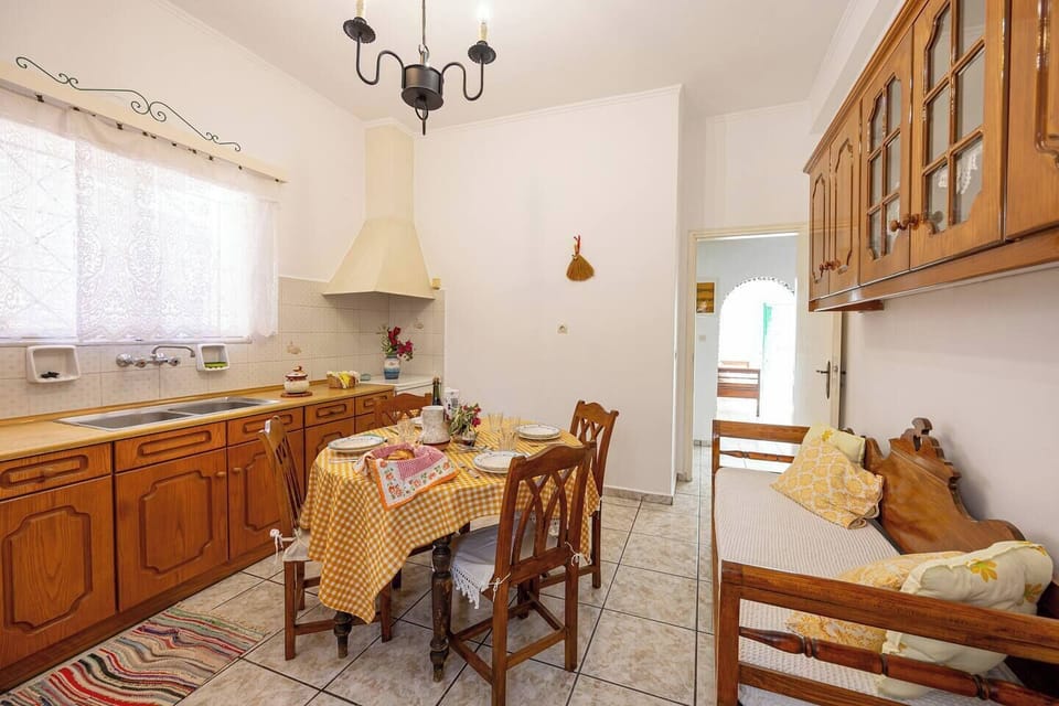 Kitchen & Dining table