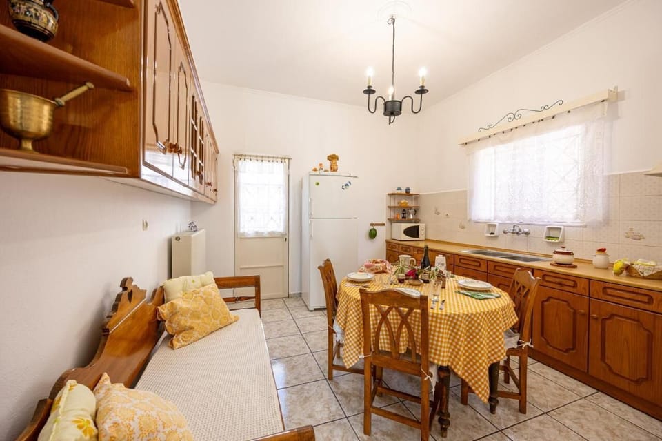 Kitchen & Dining table