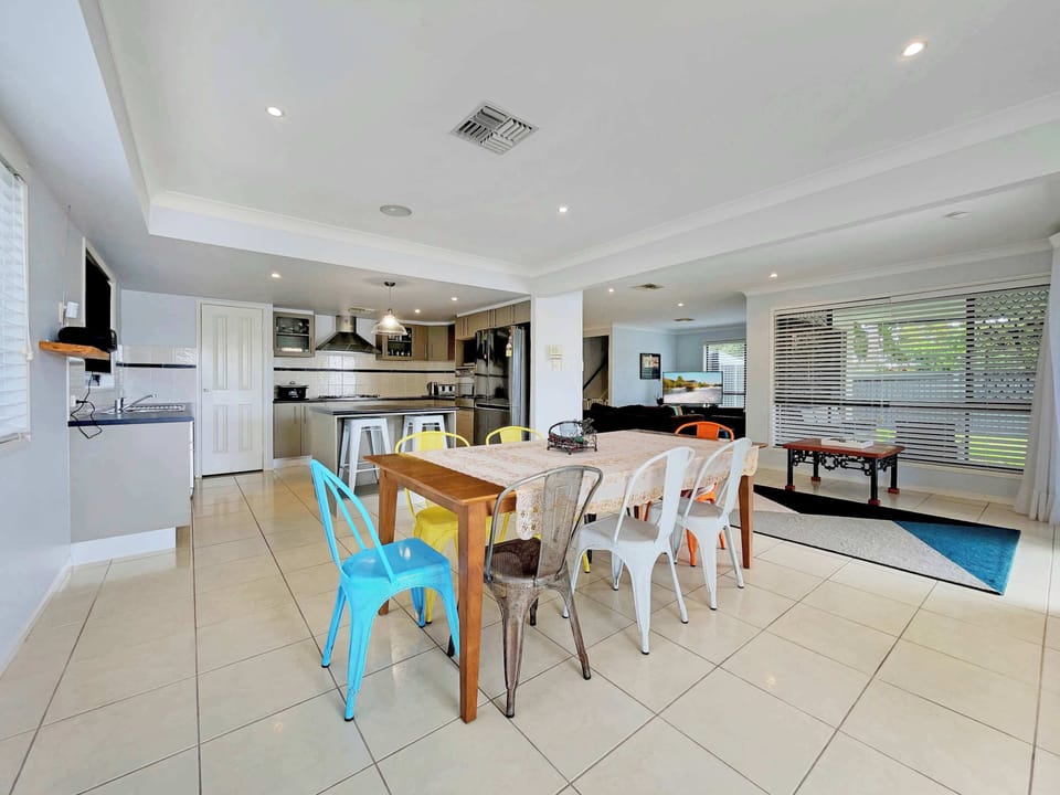 Gather around the table for laid-back meals and laughter-filled evenings, plenty of space for shared moments and good food.