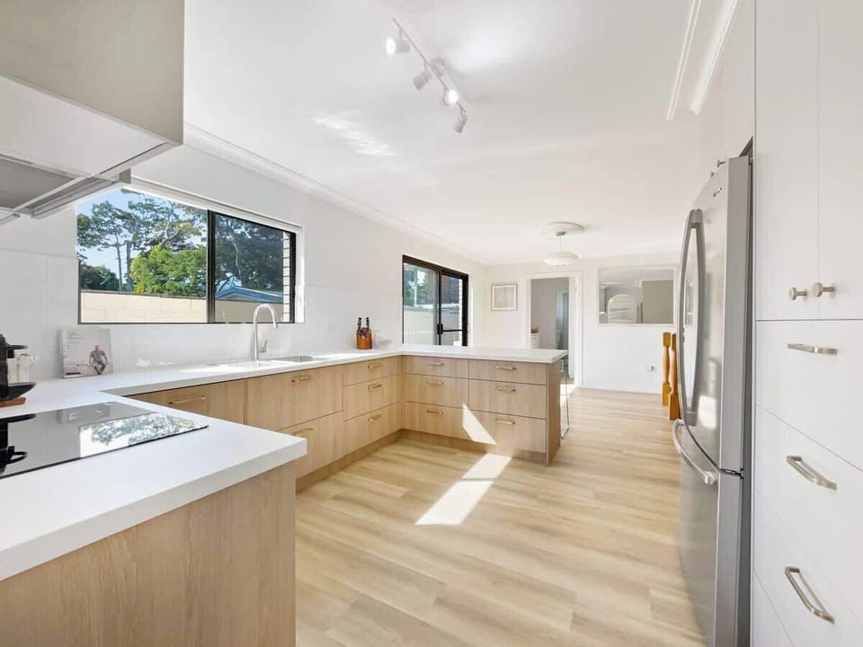 Cook up fresh local seafood or your family favourites in a fully stocked kitchen designed to bring everyone together around food and conversation.