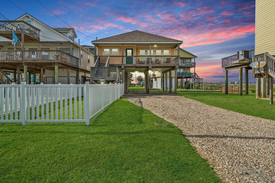 The view as you arrive to the home.