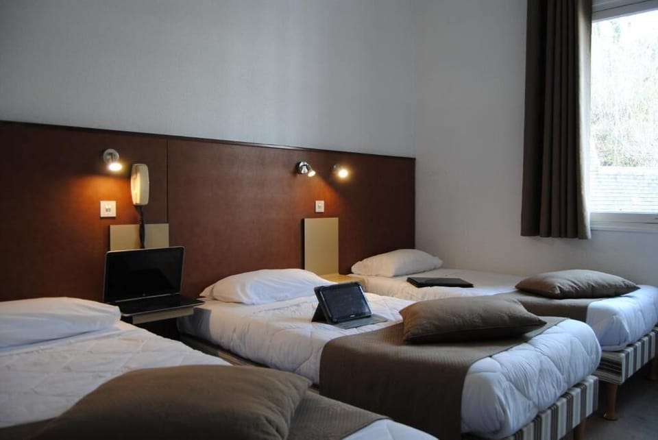 1 Double bed and 2 Twin beds