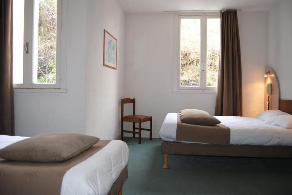 1 Double bed and 2 Twin beds