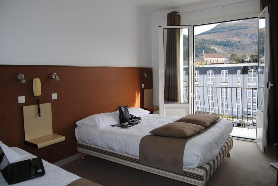 1 Double bed and 2 Twin beds