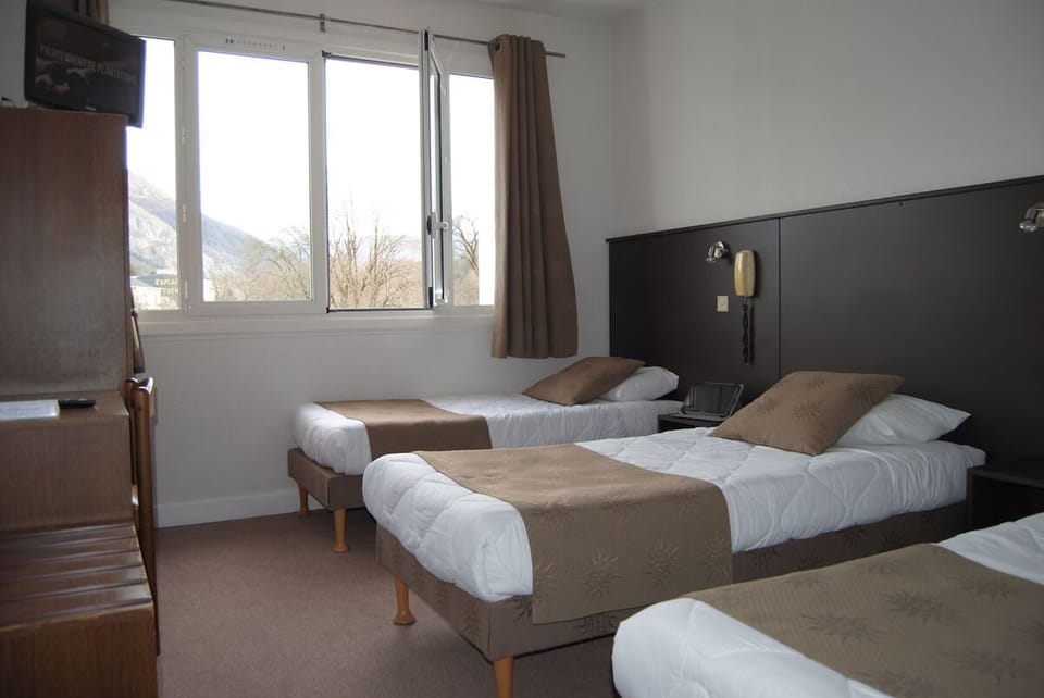 1 Double bed and 2 Twin beds