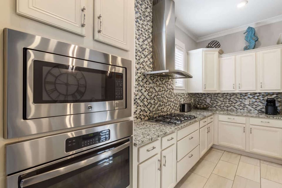 Kitchen: Main floor, Keurig, toaster, blender, cooking utensils, tableware