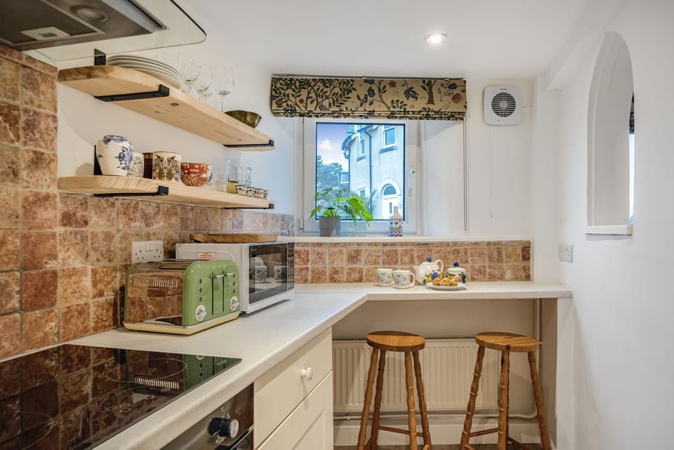 Meads Cottage, Charmouth: Sit with a coffee at the breakfast bar