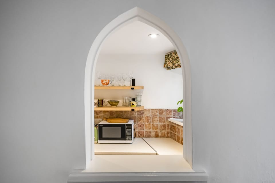 Meads Cottage, Charmouth: Peak into the kitchen from the sitting room