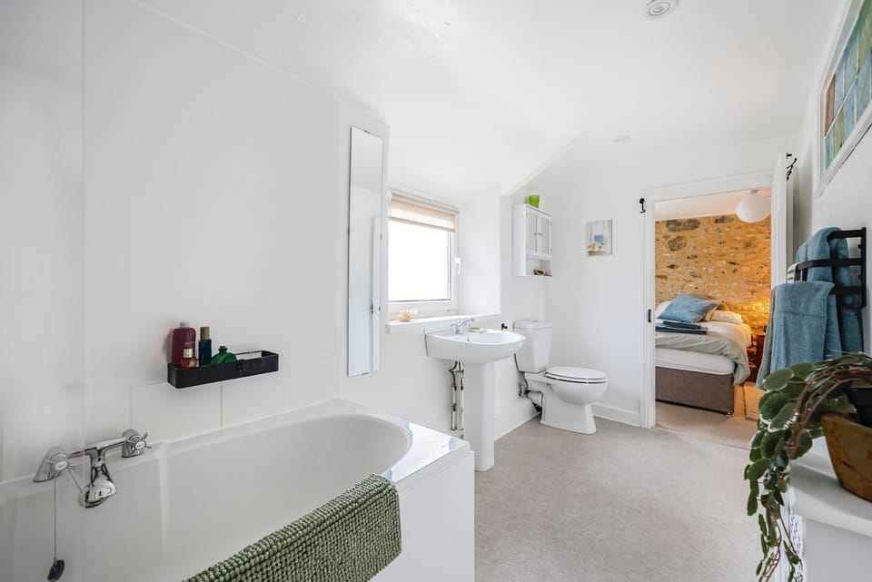 Meads Cottage, Charmouth: Enjoy the overhead shower or bath, your choice!
