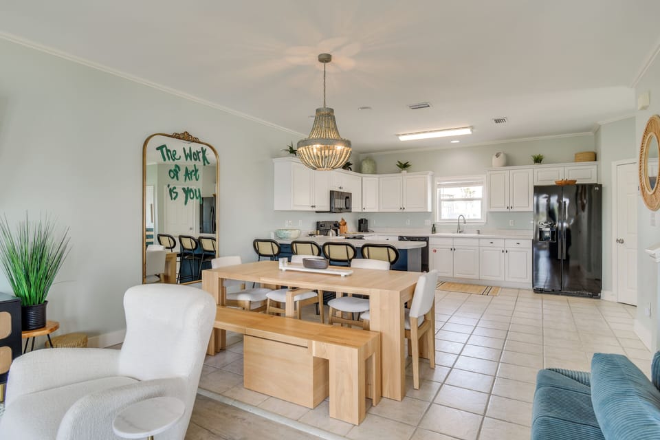 Dining Area | Dishware/Flatware Provided | 1st Floor
