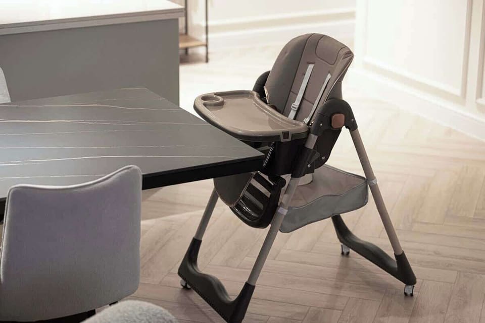 A high chair is also available for your little one, because family meals should be easy and comfortable for everyone !