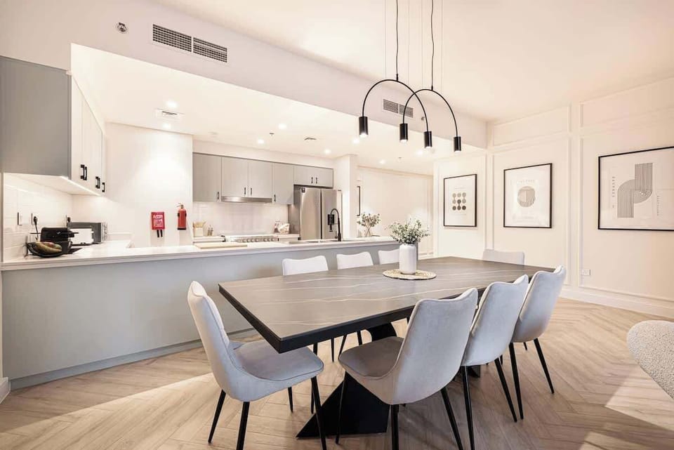 Open dining area connected to the kitchen, creating an easy and comfortable space for shared meals and conversations.