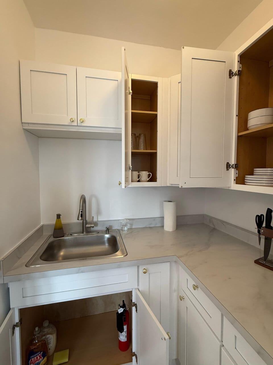 A clean, well-organized kitchen for your cooking needs