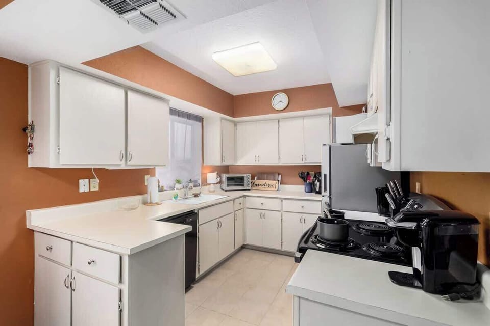 Cook with ease in the fully equipped kitchen.