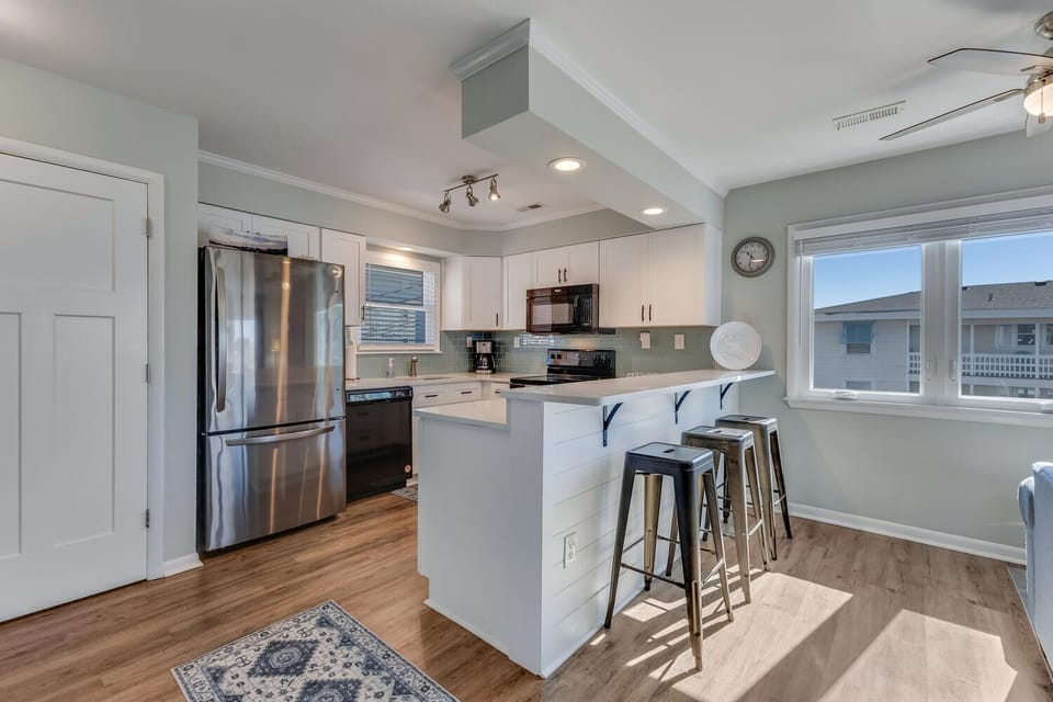 Kitchen/Breakfast Bar (1st Floor)