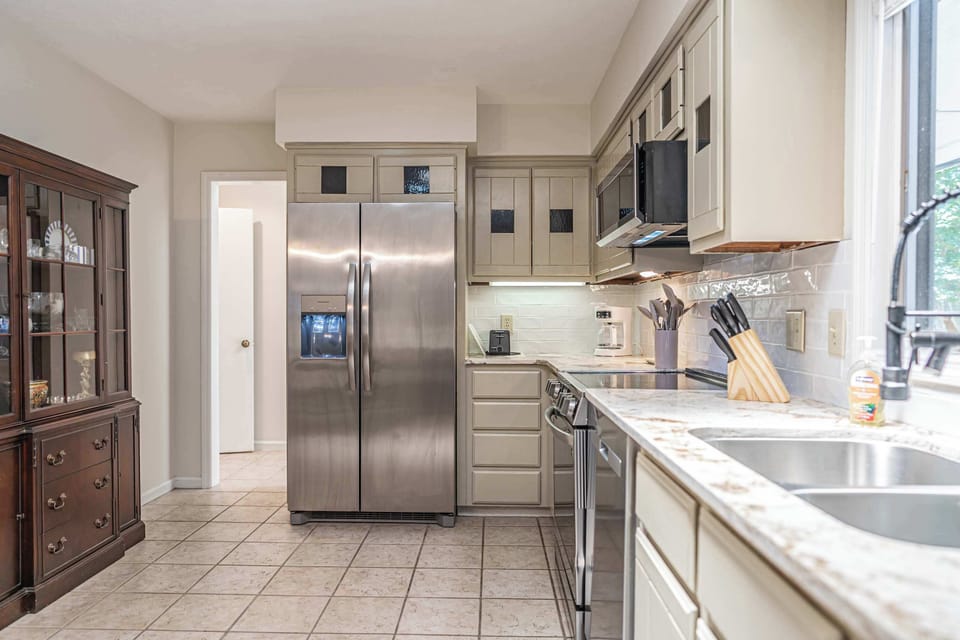 Fully Equipped Kitchen with Modern Appliances