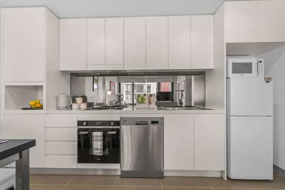 Whip up anything from lazy breakfasts to evening meals in a compact yet efficient kitchen fitted with a gas cooktop, full-size fridge, oven and dishwasher.