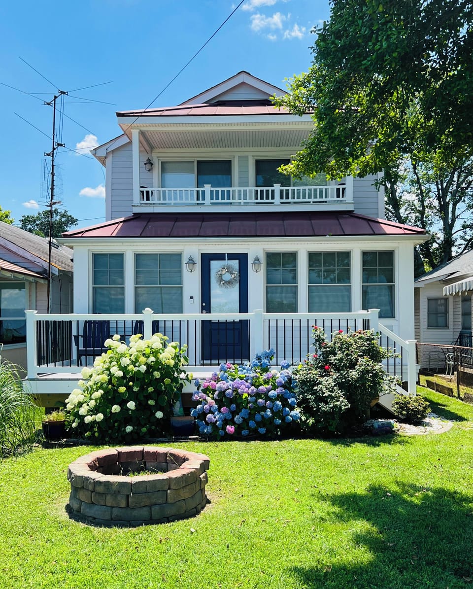 Lil' Paradise on the Potomac: Waterfront River Beach Cottage in Colonial Beach