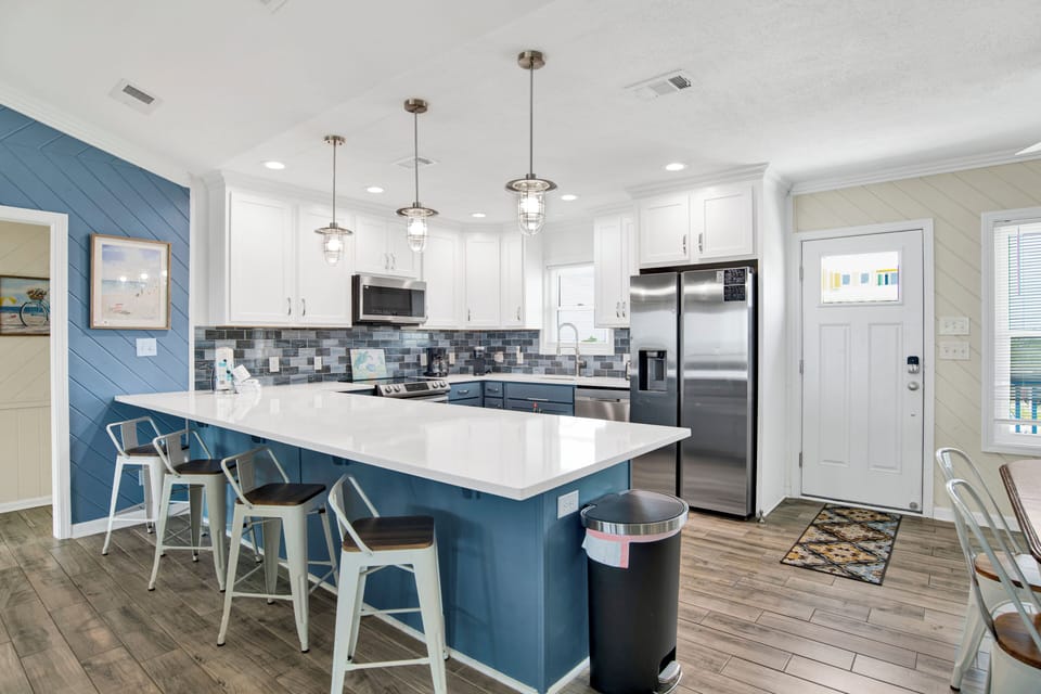 Upgraded kitchen, fully equipped