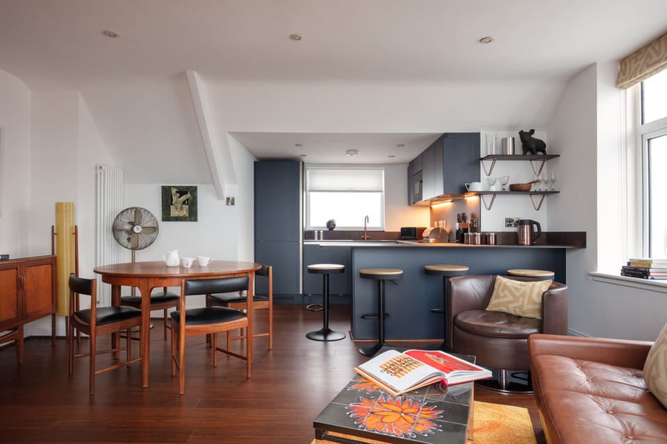 Open plan living room/dining and kitchen