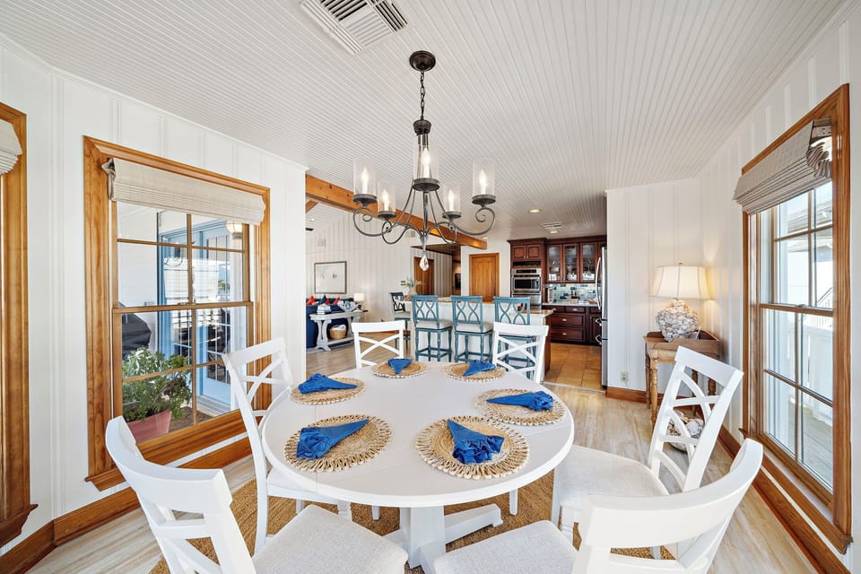 Dining Area - Seating for 6 - First Floor