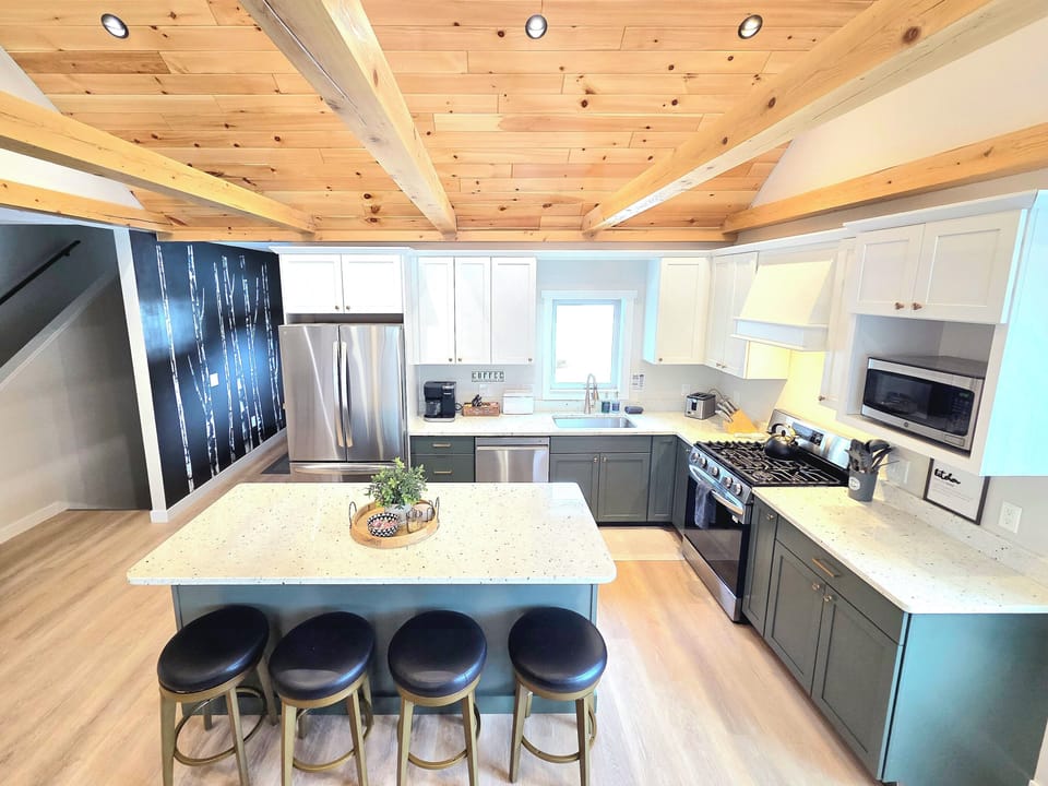  Space for an extra four individuals at the kitchen island. 