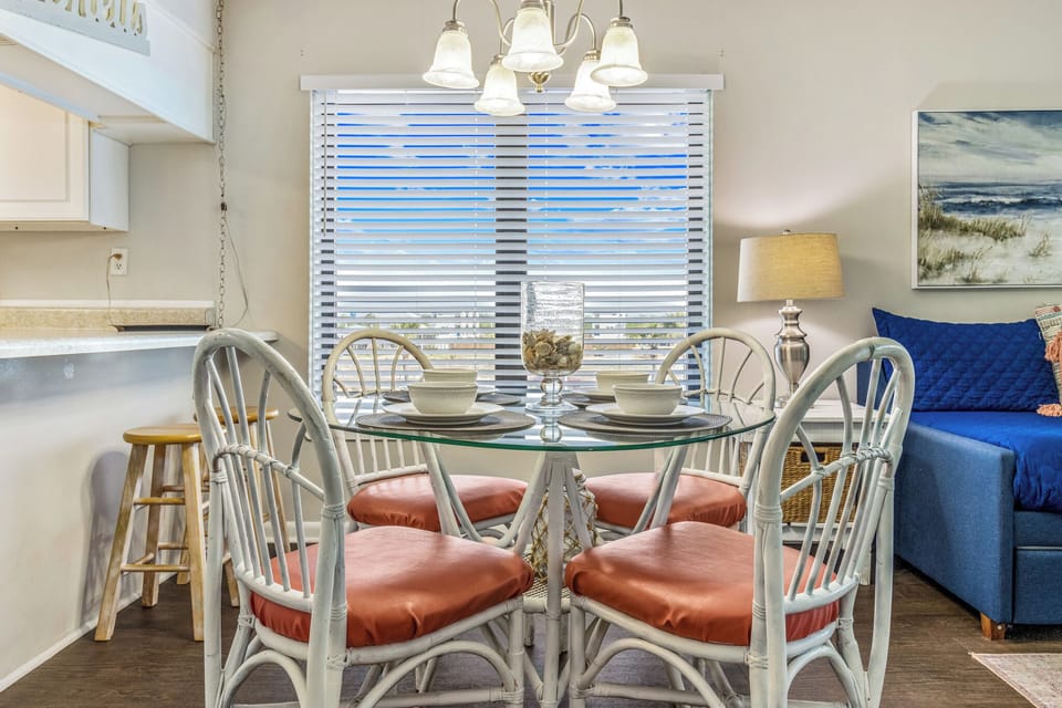 Dining Area - Seating for 4