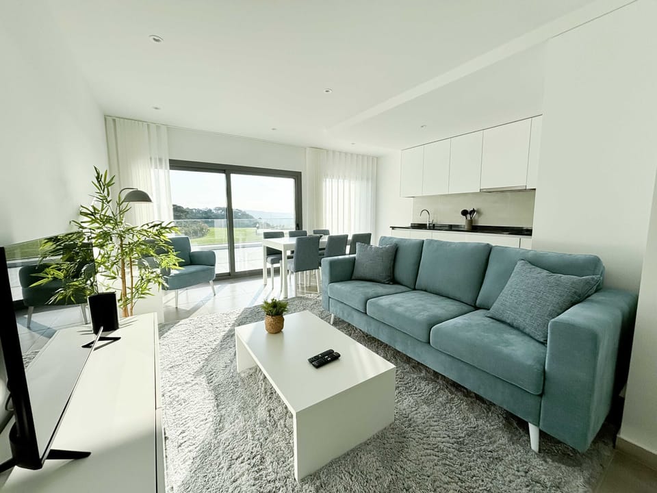 Flat on the Portuguese Silver Coast, 2 bedrooms, sea view, shared pool. Easy access to Nazaré beach. Ideal for a memorable holiday. SCH