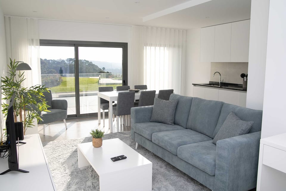 Flat on the Portuguese Silver Coast, 2 bedrooms, sea view, shared pool. Easy access to Nazaré beach. Ideal for a memorable holiday. SCH
