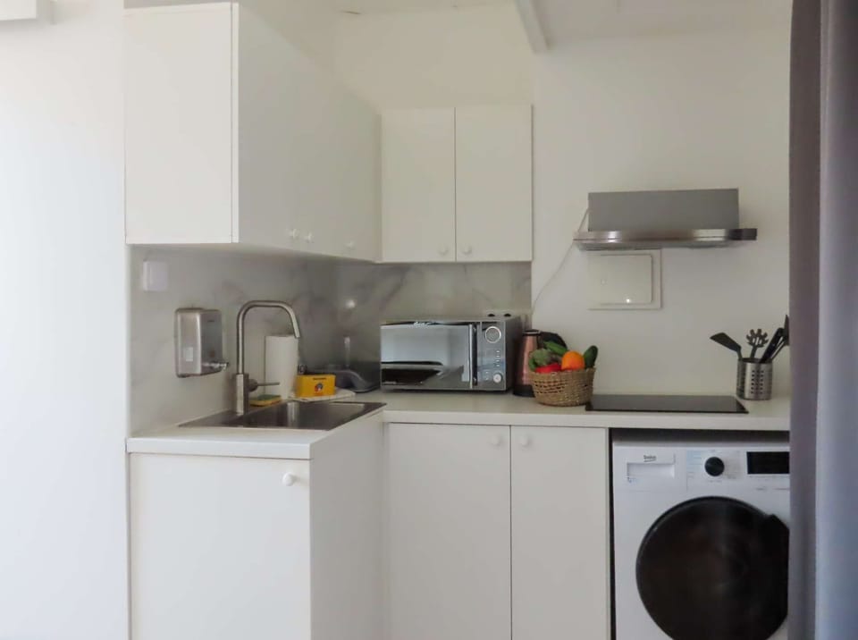 14 : kitchen/dining area