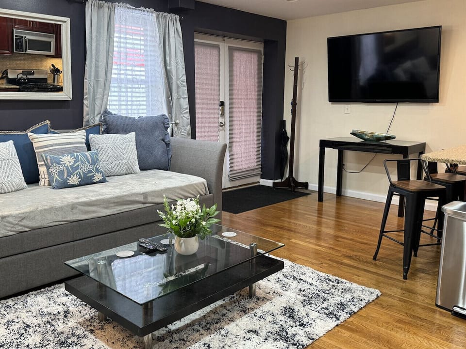 Living room area: day bed between inside (2 beds)