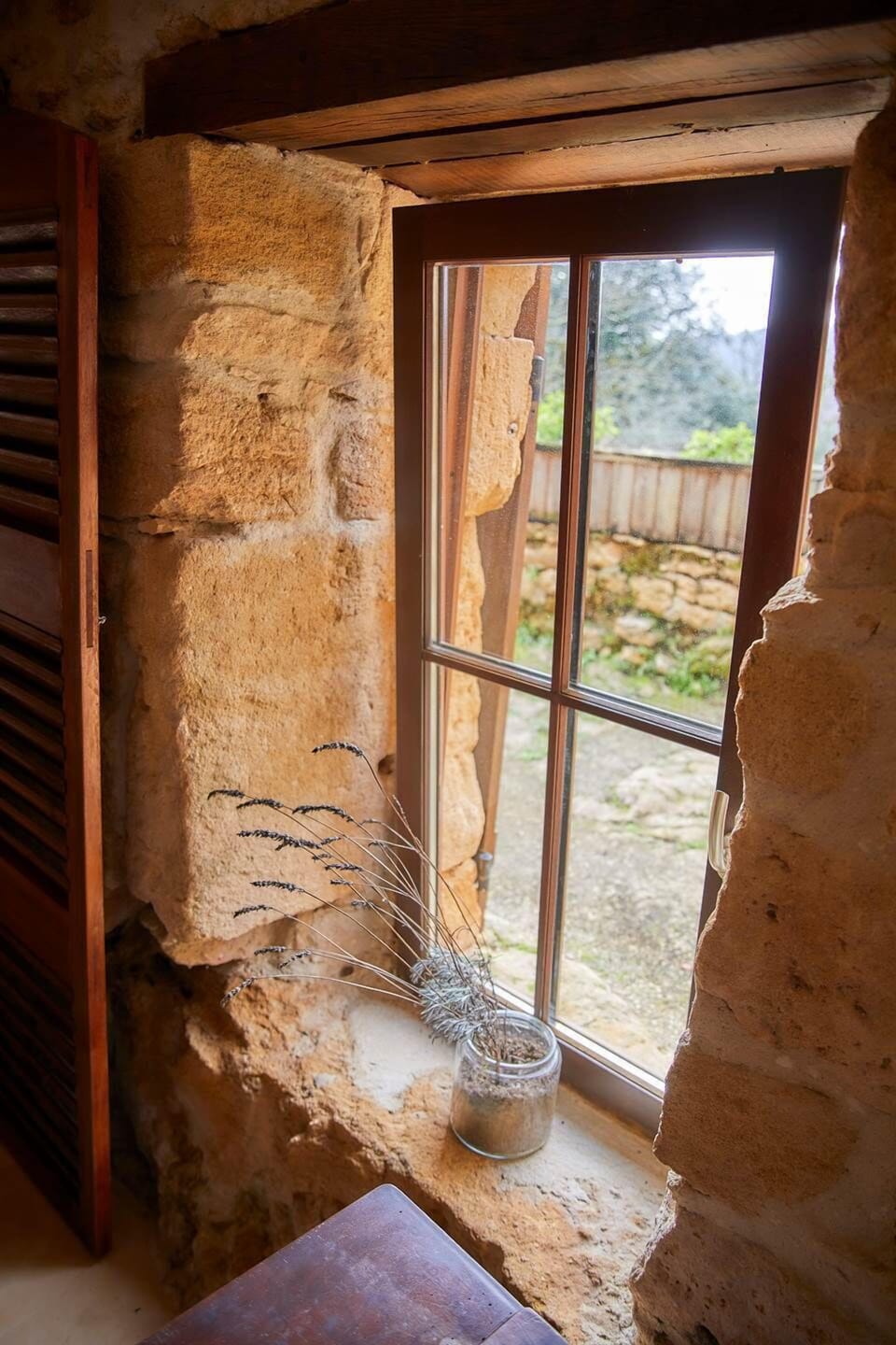 Domaine-de-Cantegrel-vitrac-sarlat-Suite-troglodyte-fenetre-vue-prt