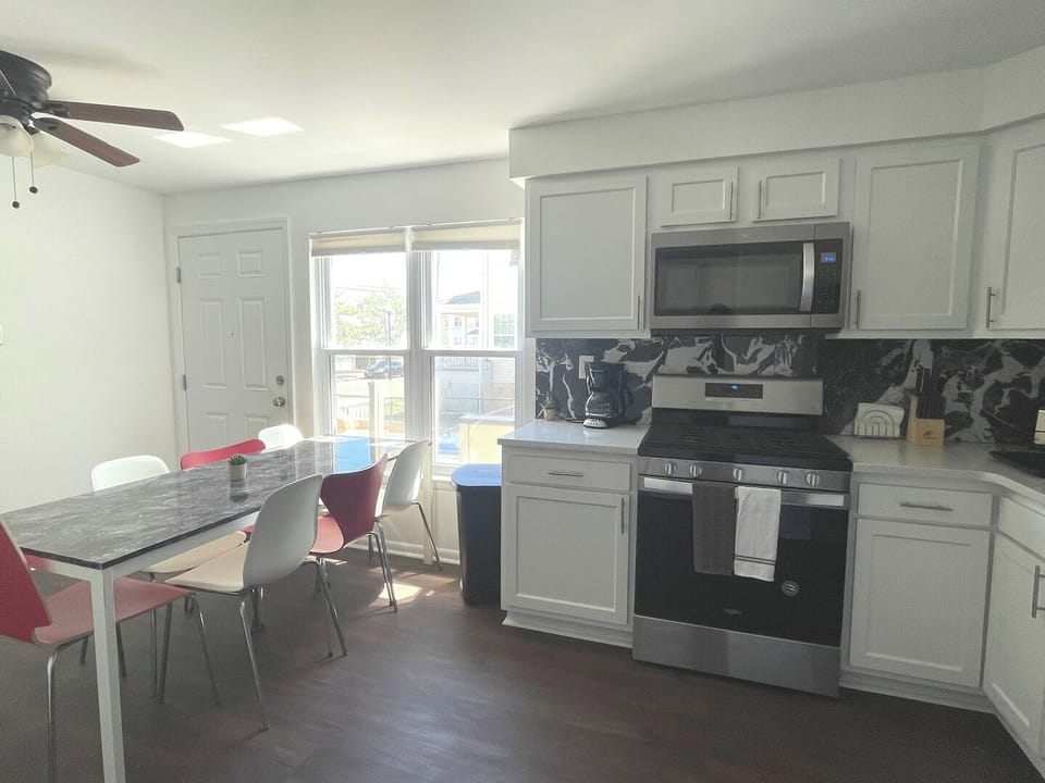 Full Kitchen & Dining Area - Seats 7